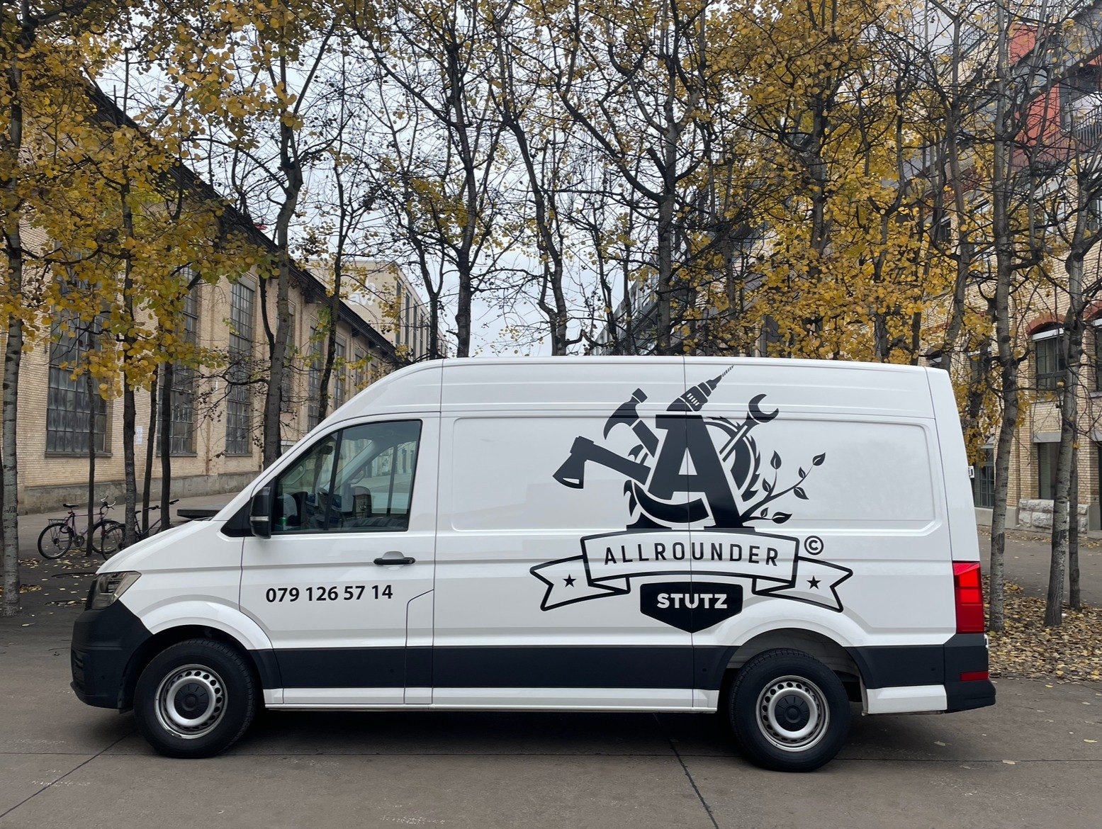 Lieferwagen von Allrounder Stutz mit Logo und Telefonnummer